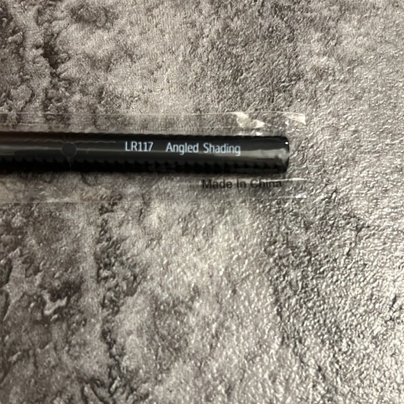 LARUCE Beauty LR117 Angled Shading Brush - Picture 2 of 3
